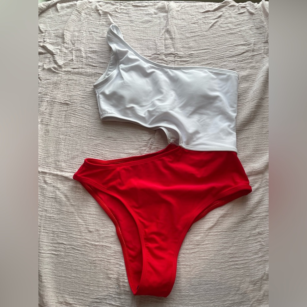 NWOT • one piece swimsuit • one shoulder •removable pads • hygienic liner •small